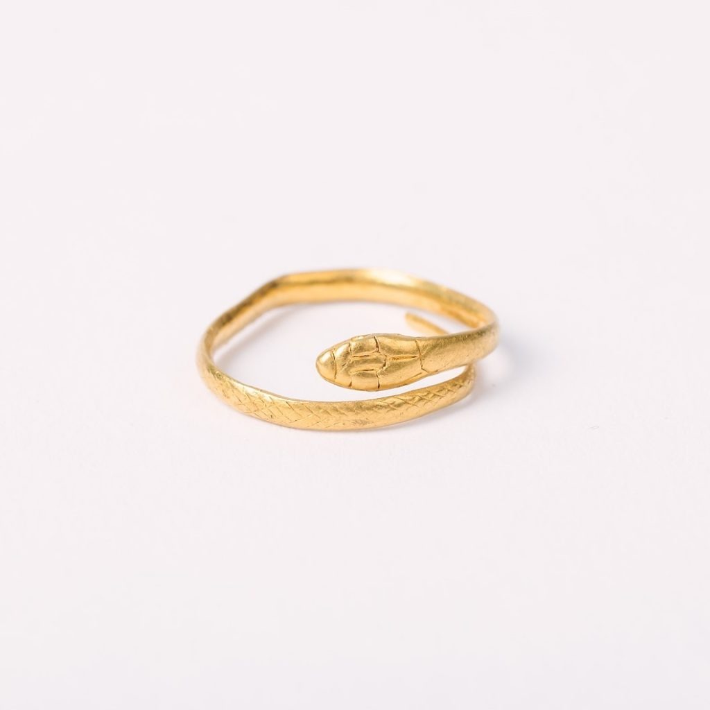 K2235 Roman gold finger ring in snake form, 1-200AD, found by metal detection in Otford