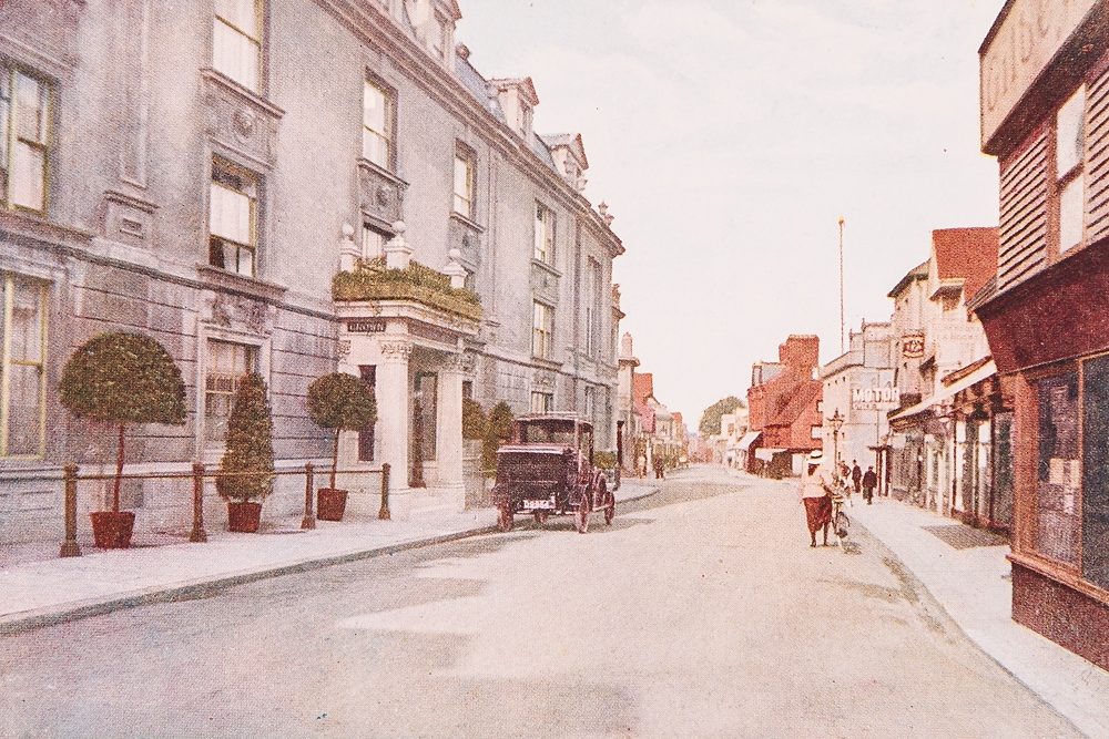 Colour postcard of the Royal Crown Hotel in Sevenoaks